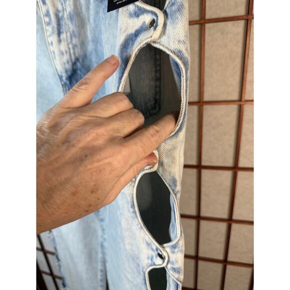 Fashion nova size 7, new with tags women’s jeans, cut outside very unique. - Picture 4 of 5